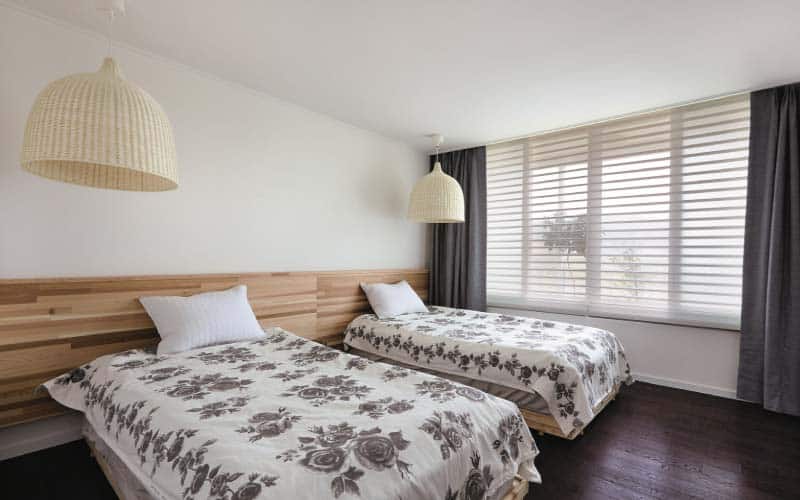 Cortina sheer royale color blanco con cortinas moradas